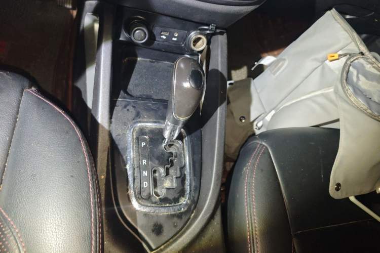 Used CHANGAN CS35 2016 1.6L Automatic Luxury Model China V Standard Gear Lever