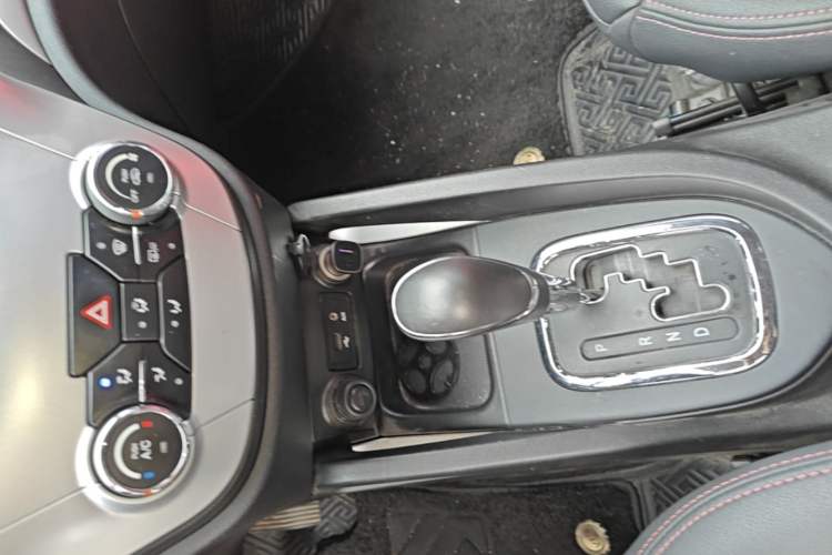 Used CHANGAN CS35 2016 1.6L Automatic Luxury Model China V Standard Gear Lever