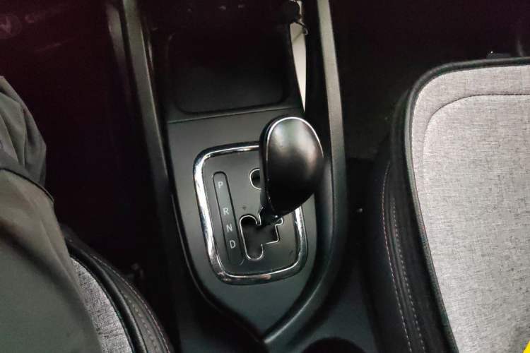 Used CHANGAN CS35 2016 1.6L Automatic Luxury Model China V Standard Gear Lever