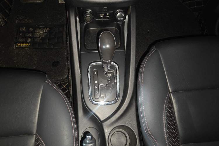 Used CHANGAN CS35 2016 1.6L Automatic Luxury Model China V Standard Gear Lever