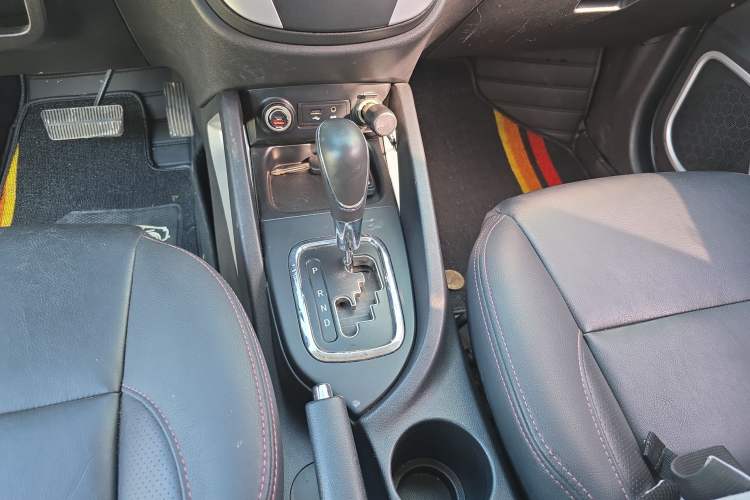 Used CHANGAN CS35 2016 1.6L Automatic Luxury Model China V Standard Gear Lever