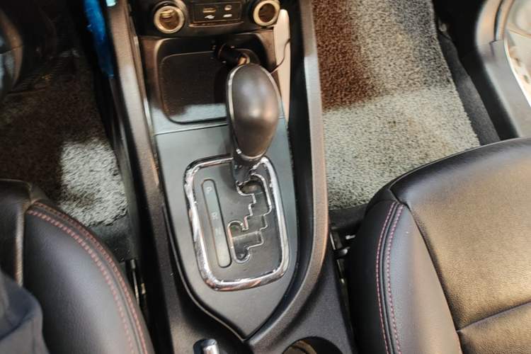 Used CHANGAN CS35 2016 1.6L Automatic Luxury Model China IV Standard Gear Lever