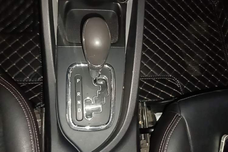 Used CHANGAN CS35 2016 1.6L Automatic Luxury Model China IV Standard Gear Lever