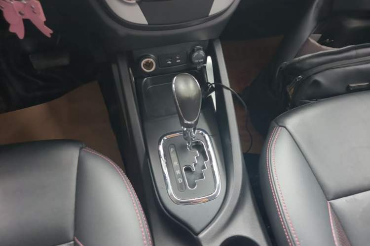 Used CHANGAN CS35 2016 1.6L Automatic Luxury Model China IV Standard Gear Lever
