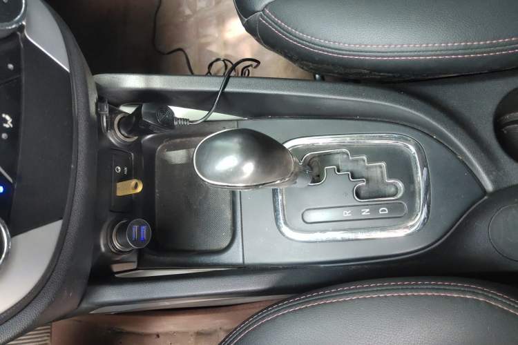 Used CHANGAN CS35 2016 1.6L Automatic Luxury Model China V Standard Gear Lever