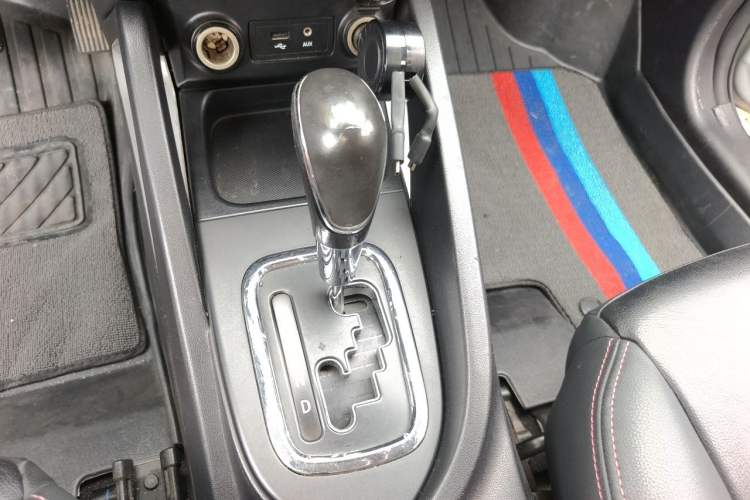 Used CHANGAN CS35 2016 1.6L Automatic Luxury Model China V Standard Gear Lever