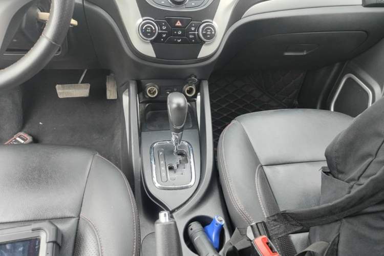 Used CHANGAN CS35 2016 1.6L Automatic Luxury Model China V Standard Gear Lever