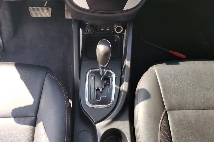 Used CHANGAN CS35 2016 1.6L Automatic Luxury Model China V Standard Gear Lever