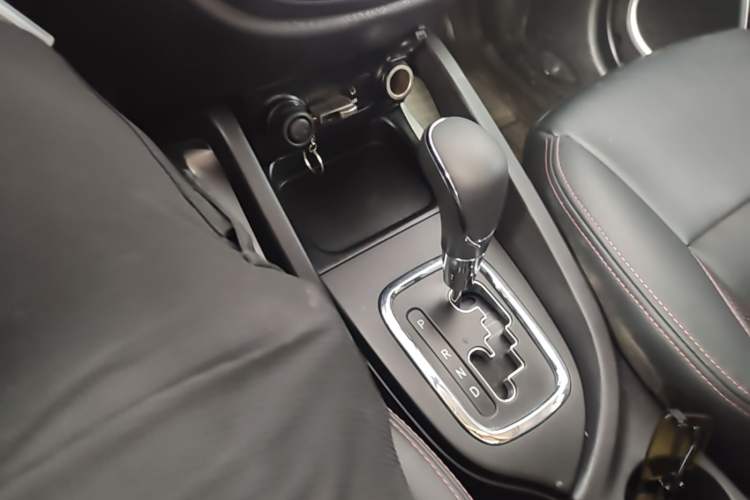 Used CHANGAN CS35 2016 1.6L Automatic Luxury Model China V Standard Gear Lever