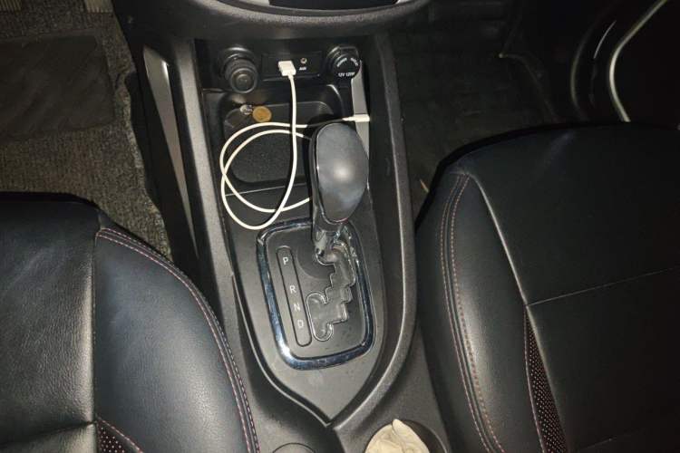 Used CHANGAN CS35 2016 1.6L Automatic Luxury Model China V Standard Gear Lever