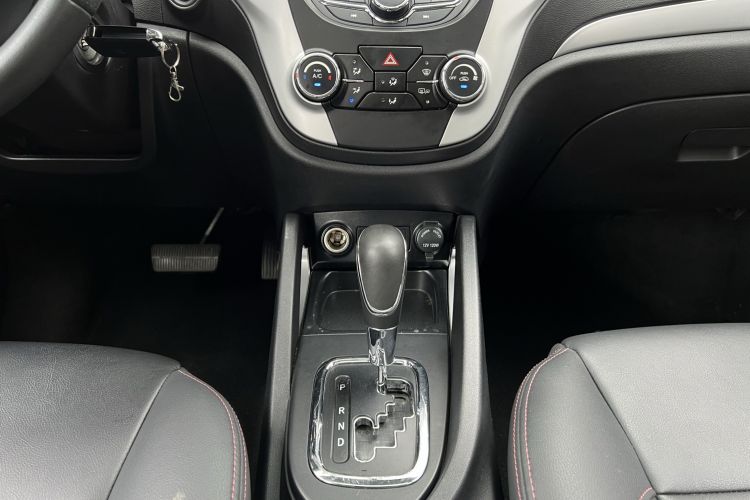 Used CHANGAN CS35 2016 1.6L Automatic Luxury Model China V Standard Gear Lever