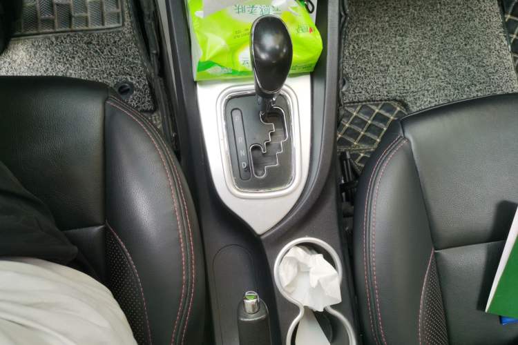 Used CHANGAN CS35 2016 1.6L Automatic Luxury Model China V Standard Gear Lever