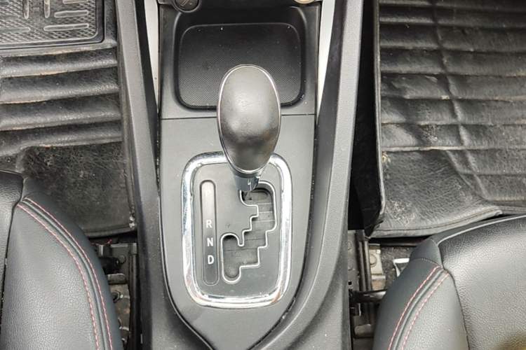 Used CHANGAN CS35 2016 1.6L Automatic Luxury Model China V Standard Gear Lever