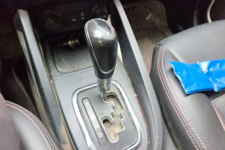 Used CHANGAN CS35 2016 1.6L Automatic Luxury Model China V Standard Gear Lever
