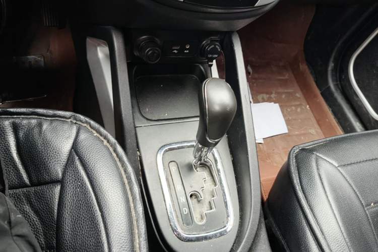 Used CHANGAN CS35 2016 1.6L Automatic Luxury Model China IV Standard Gear Lever