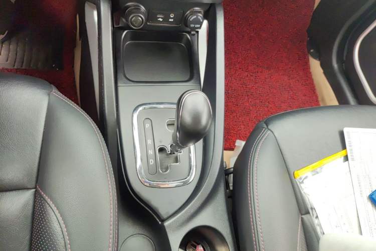 Used CHANGAN CS35 2016 1.6L Automatic Luxury Model China V Standard Gear Lever