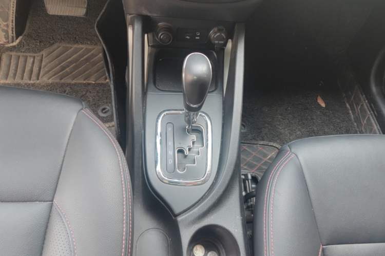 Used CHANGAN CS35 2016 1.6L Automatic Luxury Model China V Standard Gear Lever