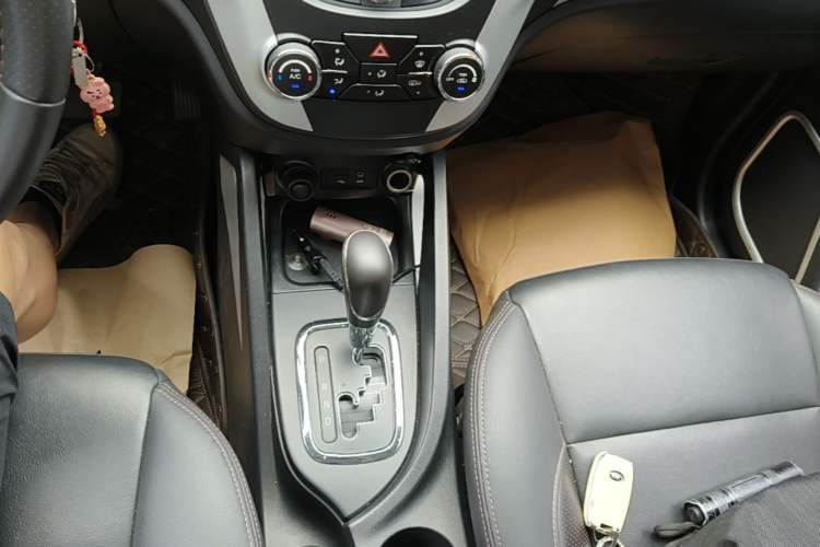 Used CHANGAN CS35 2016 1.6L Automatic Luxury Model China V Standard Gear Lever