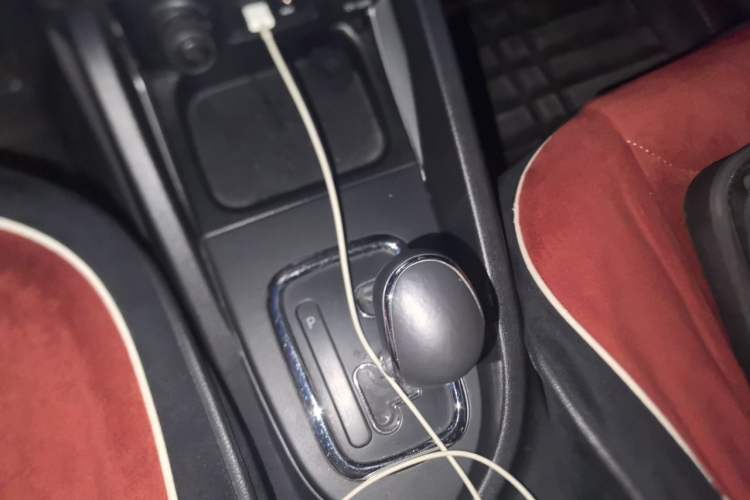 Used CHANGAN CS35 2016 1.6L Automatic Luxury Model China IV Standard Gear Lever