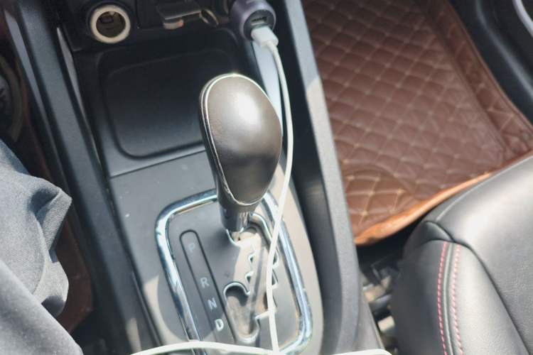 Used CHANGAN CS35 2016 1.6L Automatic Luxury Model China IV Standard Gear Lever