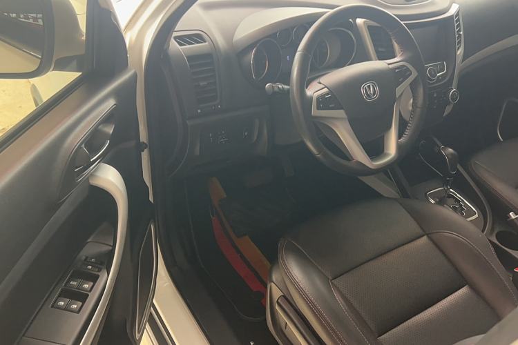 Used CHANGAN CS35 2016 1.6L Automatic Luxury Model China V Standard Interior 2