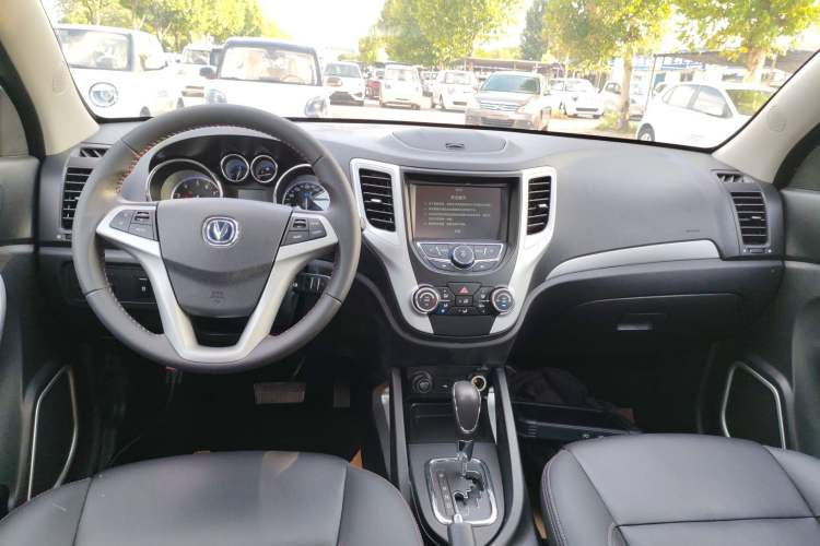 Used CHANGAN CS35 2016 1.6L Automatic Luxury Model China V Standard Interior 2