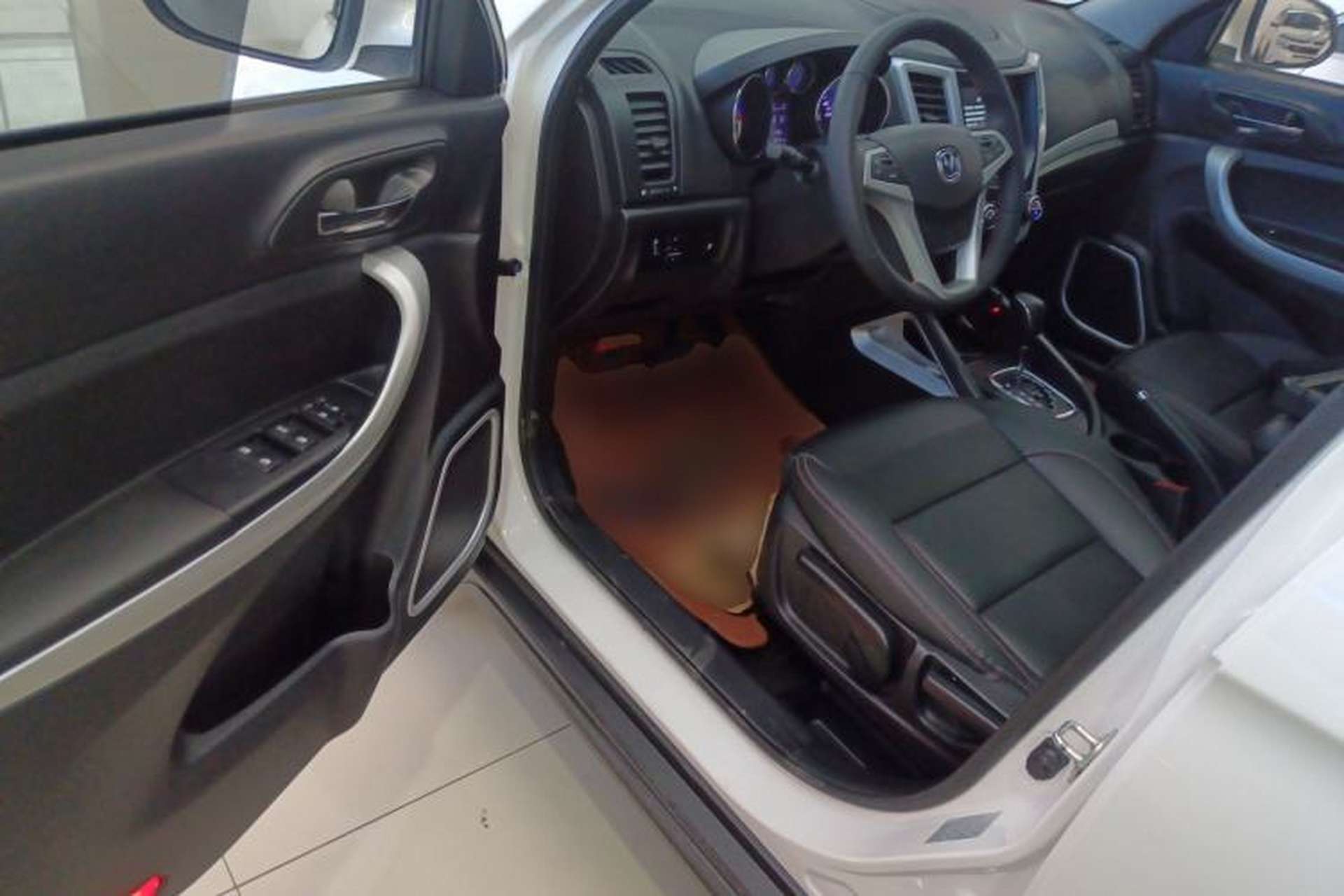 Used CHANGAN CS35 2016 1.6L Automatic Luxury Model China V Standard Interior 3