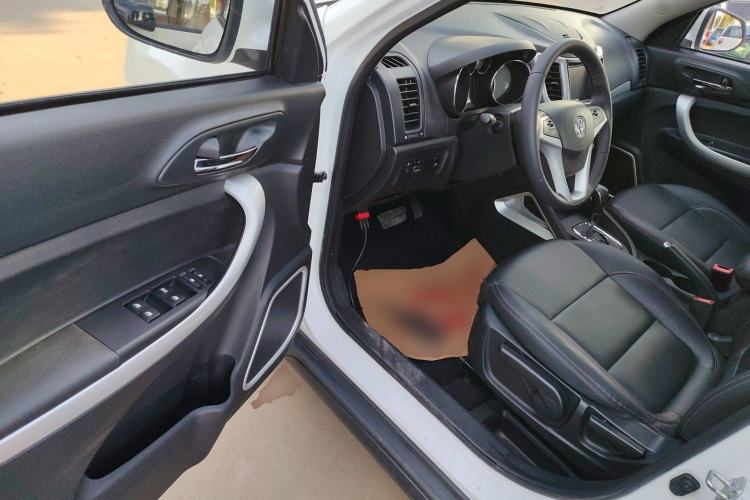 Used CHANGAN CS35 2016 1.6L Automatic Luxury Model China V Standard Interior 3