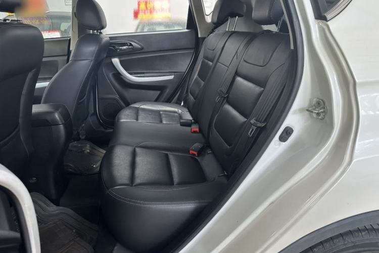 Used CHANGAN CS35 2016 1.6L Automatic Luxury Model China V Standard Interior 3