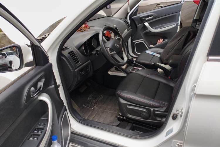Used CHANGAN CS35 2016 1.6L Automatic Luxury Model China IV Standard Interior 3