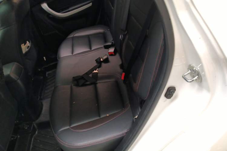 Used CHANGAN CS35 2016 1.6L Automatic Luxury Model China V Standard Interior 4