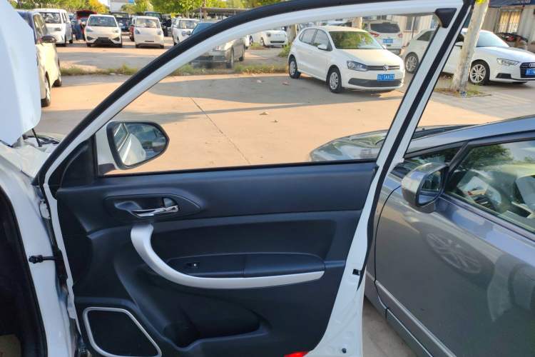 Used CHANGAN CS35 2016 1.6L Automatic Luxury Model China V Standard Interior 5