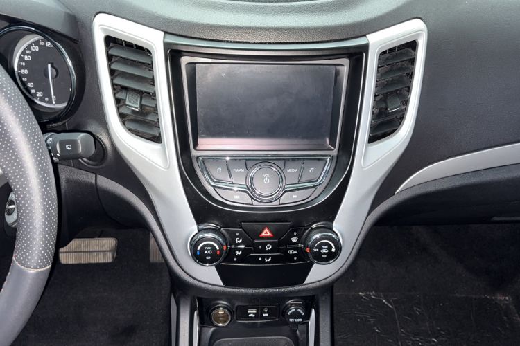 Used CHANGAN CS35 2016 1.6L Automatic Luxury Model China V Standard Interior 6