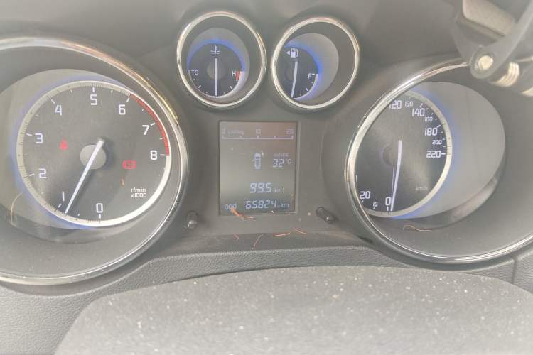 Used CHANGAN CS35 2016 1.6L Manual Luxury Model China V Standard Odometer Close Up