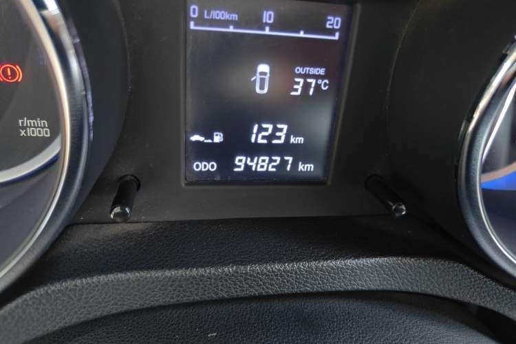 Used CHANGAN CS35 2016 1.6L Manual Luxury Model China V Standard Odometer Close Up