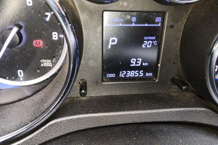 Used CHANGAN CS35 2016 1.6L Automatic Luxury Model China V Standard Odometer Close Up