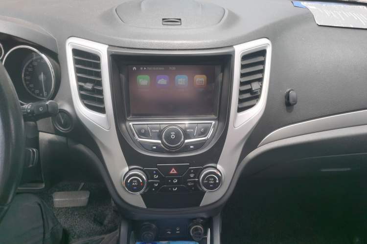 Used CHANGAN CS35 2016 1.6L Automatic Luxury Model China V Standard Audio And AC Panel