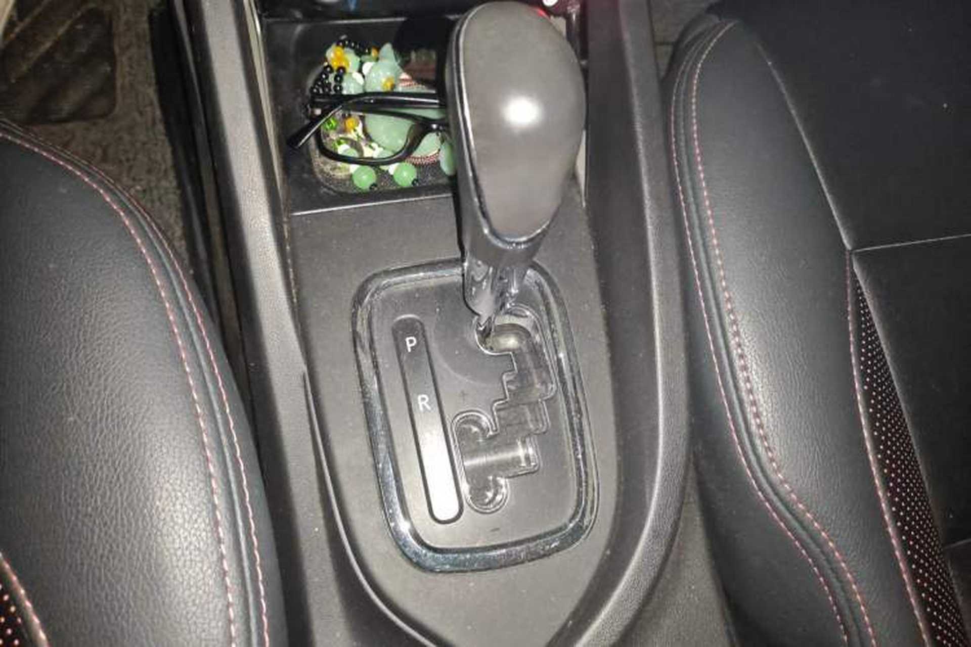 Used CHANGAN CS35 2016 1.6L Automatic Luxury Model China V Standard Gear Lever