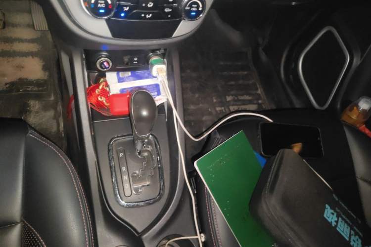 Used CHANGAN CS35 2016 1.6L Automatic Luxury Model China V Standard Gear Lever