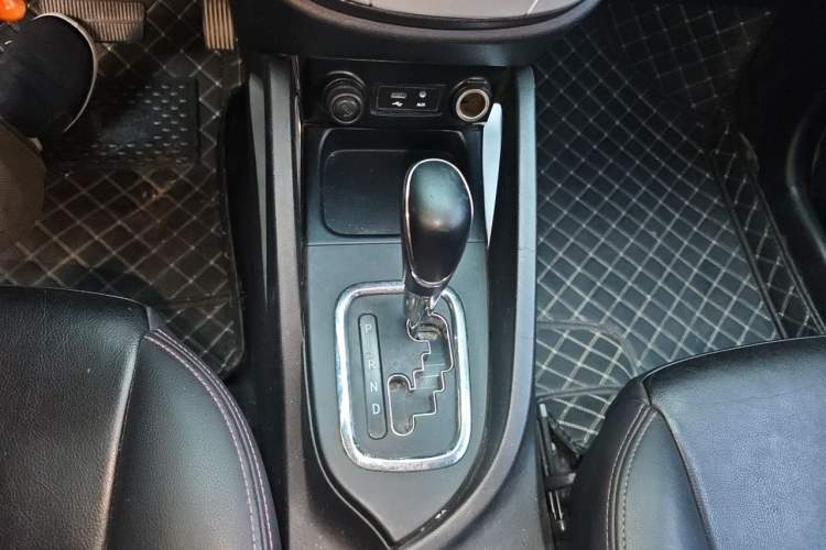 Used CHANGAN CS35 2016 1.6L Automatic Luxury Model China V Standard Gear Lever