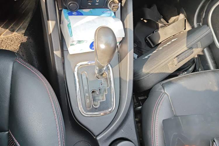 Used CHANGAN CS35 2016 1.6L Automatic Luxury Model China V Standard Gear Lever