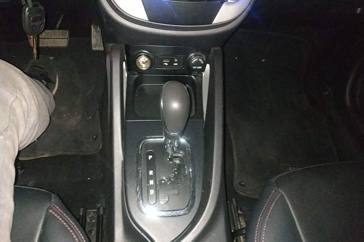 Used CHANGAN CS35 2016 1.6L Automatic Luxury Model China V Standard Gear Lever
