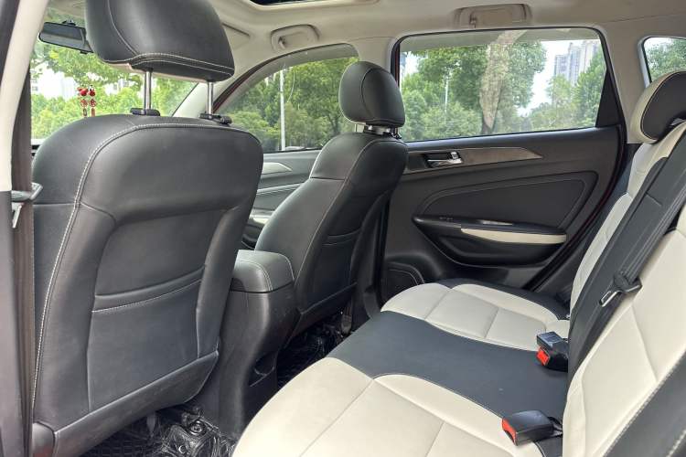 Used CHANGAN CS35 2017 1.6L Automatic Luxury Model Interior 5