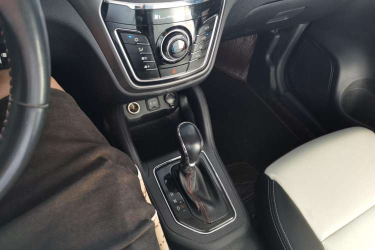 Used CHANGAN CS35 2017 1.6L Automatic Luxury Model Interior 5