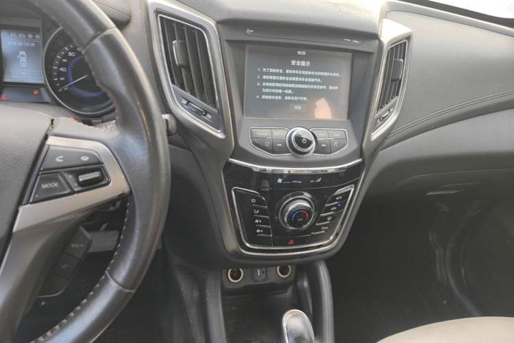 Used CHANGAN CS35 2017 1.6L Automatic Luxury Model Audio And AC Panel