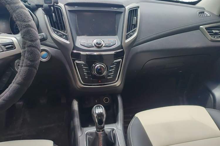 Used CHANGAN CS35 2017 1.6L Manual Luxury Model Audio And AC Panel