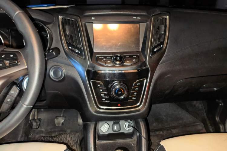 Used CHANGAN CS35 2017 1.6L Manual Luxury Model Audio And AC Panel