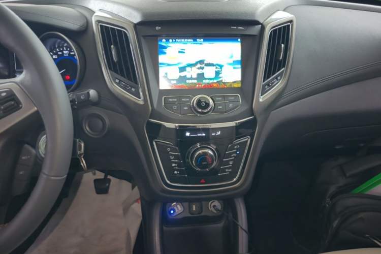 Used CHANGAN CS35 2017 1.6L Manual Luxury Model Audio And AC Panel