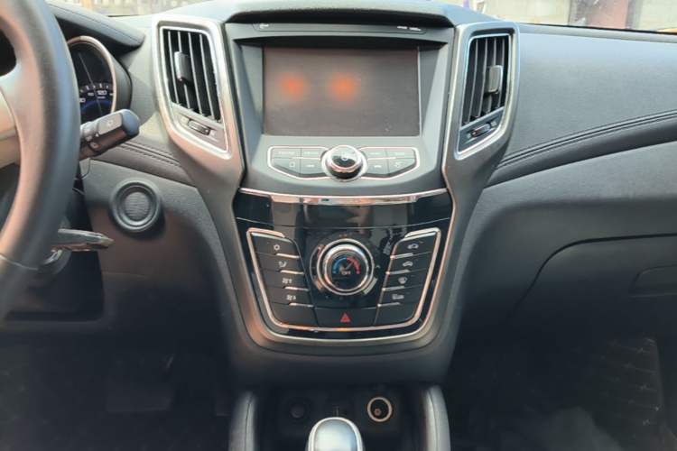Used CHANGAN CS35 2017 1.6L Automatic Luxury Model Audio And AC Panel