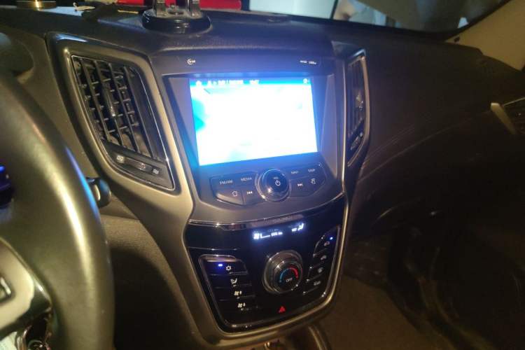Used CHANGAN CS35 2017 1.6L Automatic Luxury Model Audio And AC Panel